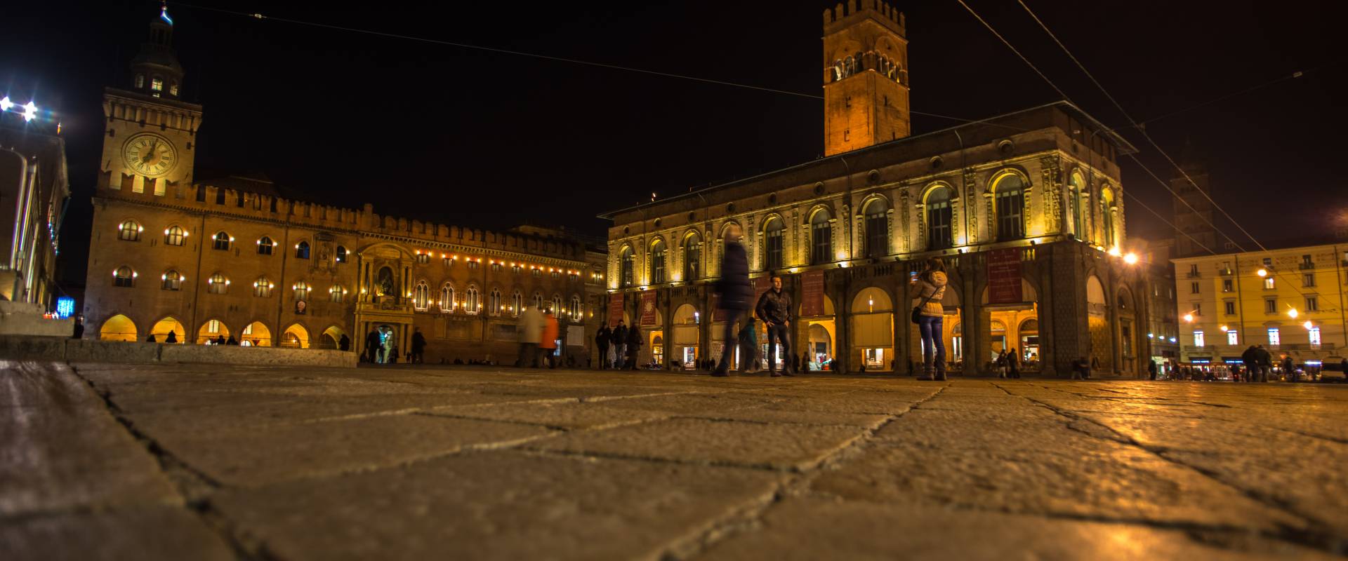 Piazza Maggiore Bologna di notte foto di Wwikiwalter